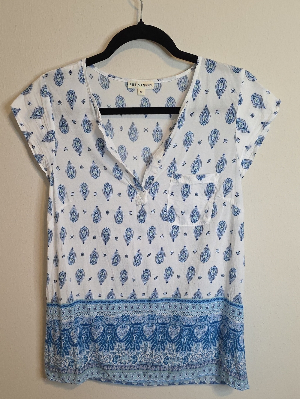 Artisan Ny White & Blue Paisley Border V-Neck Top